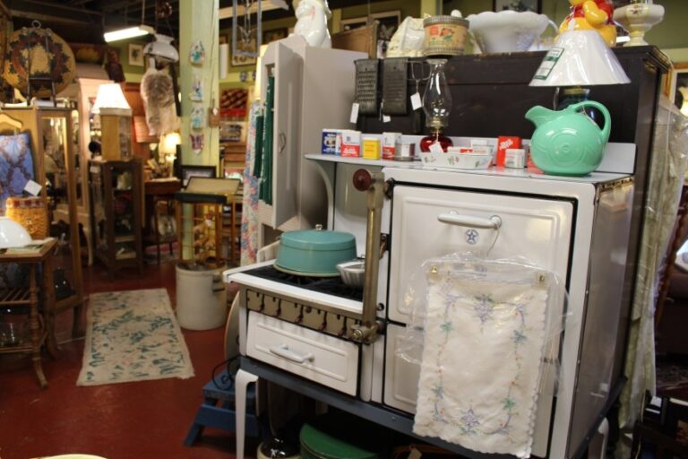 Neighbor’s Antiques & Collectibles